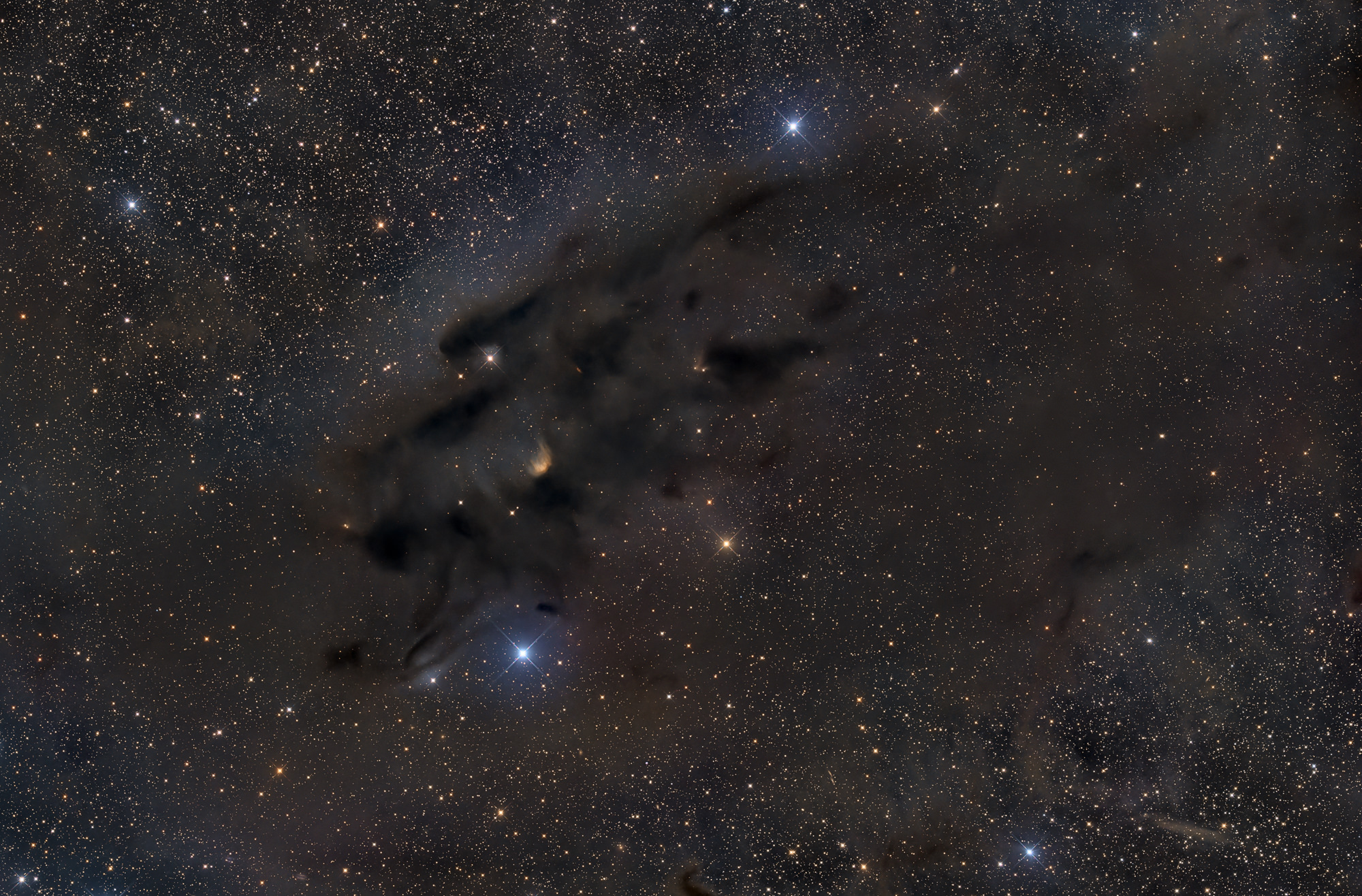 IC 2087 ist ein kleiner Emissionsnebel im Zentrum des Dunkelnebels Barnard 22. Dieser ist Teil der Taurus-Molekülwolke.